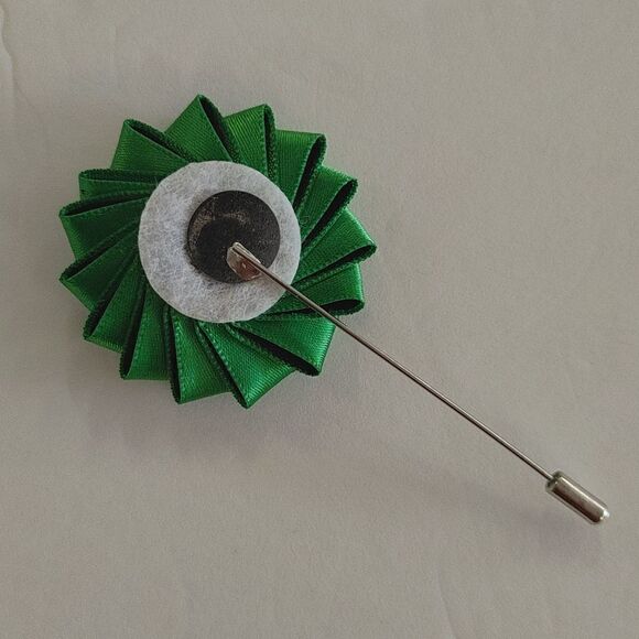 MEN'S GREEN/BLACK SATIN LAPEL PIN. - Picture 2 of 2